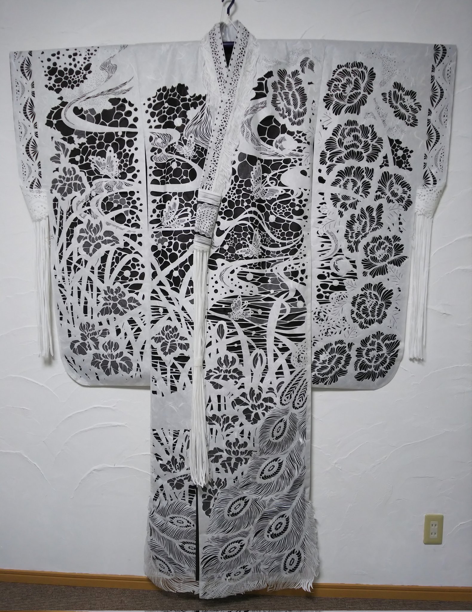 切り絵アート 天川満美子 障子紙で作った打ち掛け オリジナルの切り絵着物 です の前を合わせたところを パシャリ Kirie 着物 アート Papercutting Japan Art T Co Sbrlzbiwjz Twitter 切り絵アート 天川満美子 障子紙で作った打ち掛け オリジナルの切り絵着物 です の前を合わせたところを パシャリ Kirie 着物 アート Papercutting Japan Art T Co Sbrlzbiwjz Twitter