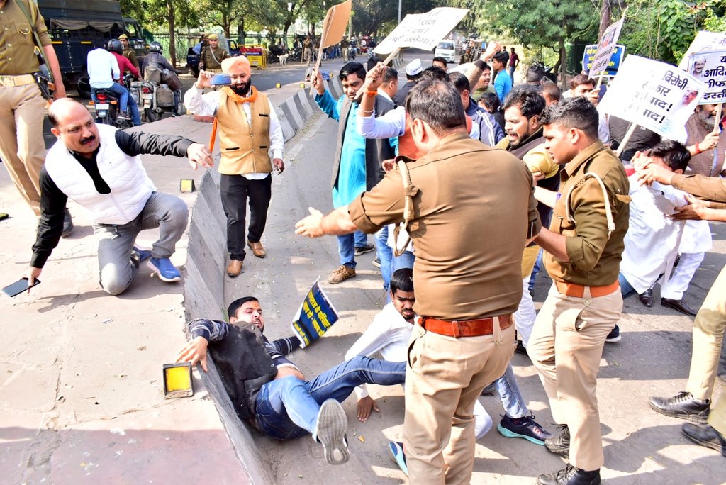 SabhajeetAAP's tweet image. प्रयागराज में हुई हृदय विदारक घटना को लेकर आदित्यनाथ सरकार के जंगल राज के खिलाफ #लखनऊ में आम आदमी पार्टी कार्यकर्ताओ ने किया जोरदार विरोध प्रदर्शन।