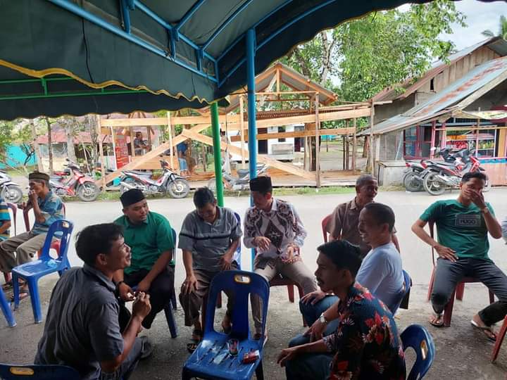 rakan_tarmizi's tweet photo. Bg Tarmizi, SP hri ini Menghadiri acara Maulid di Gp. Drien Rampak, Arongan Lambalek dan melkukn Takziah keduri 44 hari meninggalnya Bg Mattu mantan Anggota DPRK Fraksi PA di Gp. Peunaga Cut Ujong, Meureubo.
Smoga Allah berkati dan Allah mudahkan segala urusan. Aaminn.
#AwakDroe https://t.co/WdNHN9SCXX