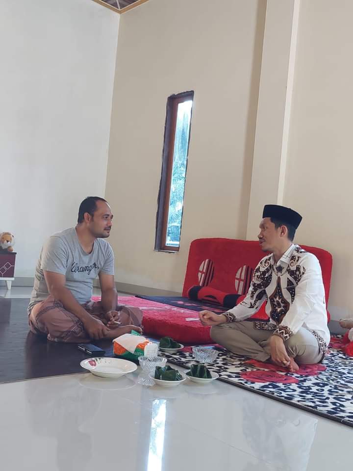 rakan_tarmizi's tweet photo. Bg Tarmizi, SP hri ini Menghadiri acara Maulid di Gp. Drien Rampak, Arongan Lambalek dan melkukn Takziah keduri 44 hari meninggalnya Bg Mattu mantan Anggota DPRK Fraksi PA di Gp. Peunaga Cut Ujong, Meureubo.
Smoga Allah berkati dan Allah mudahkan segala urusan. Aaminn.
#AwakDroe https://t.co/WdNHN9SCXX