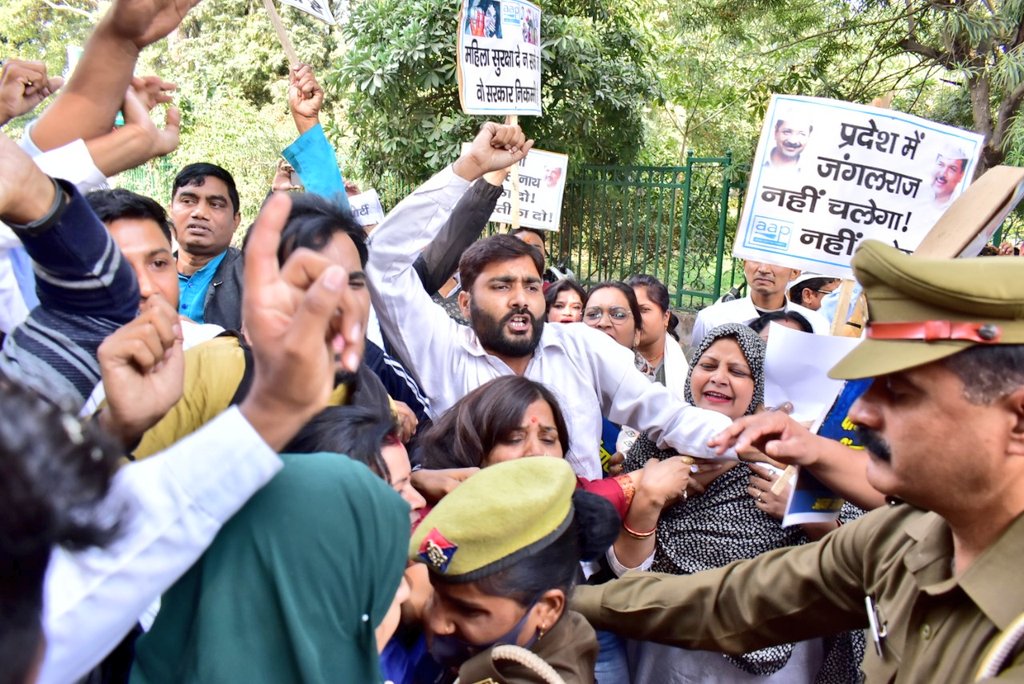 SabhajeetAAP's tweet image. प्रयागराज में हुई हृदय विदारक घटना को लेकर आदित्यनाथ सरकार के जंगल राज के खिलाफ #लखनऊ में आम आदमी पार्टी कार्यकर्ताओ ने किया जोरदार विरोध प्रदर्शन।