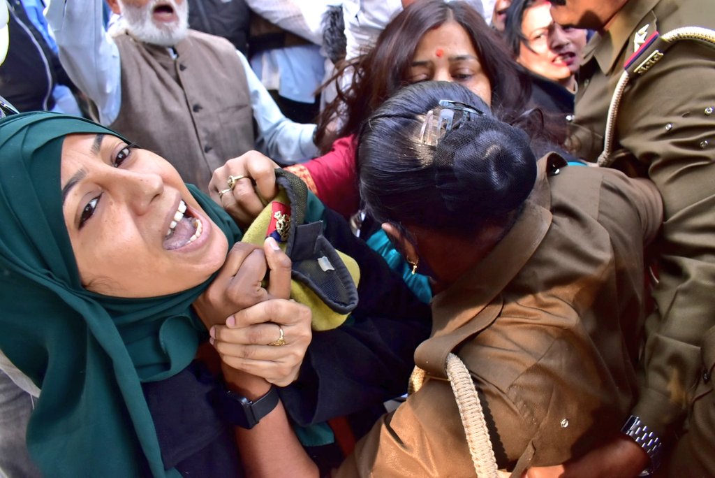 SabhajeetAAP's tweet image. प्रयागराज में हुई हृदय विदारक घटना को लेकर आदित्यनाथ सरकार के जंगल राज के खिलाफ #लखनऊ में आम आदमी पार्टी कार्यकर्ताओ ने किया जोरदार विरोध प्रदर्शन।