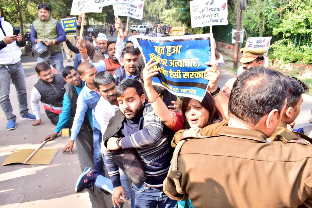 SabhajeetAAP's tweet image. प्रयागराज में हुई हृदय विदारक घटना को लेकर आदित्यनाथ सरकार के जंगल राज के खिलाफ #लखनऊ में आम आदमी पार्टी कार्यकर्ताओ ने किया जोरदार विरोध प्रदर्शन।