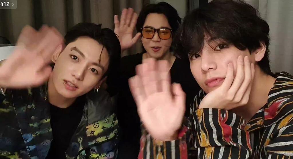 kingshadowtae's tweet photo. Thanks a lot maknae line, vminkook 💜

Bayangin abis konser 3 jam perform 24 lagu masih sempetin ngelive. Bukan 1..2.. tapi 3x mana isinya booster banget. Langsung istirahat ya~ https://t.co/BuRrqrZfZL
