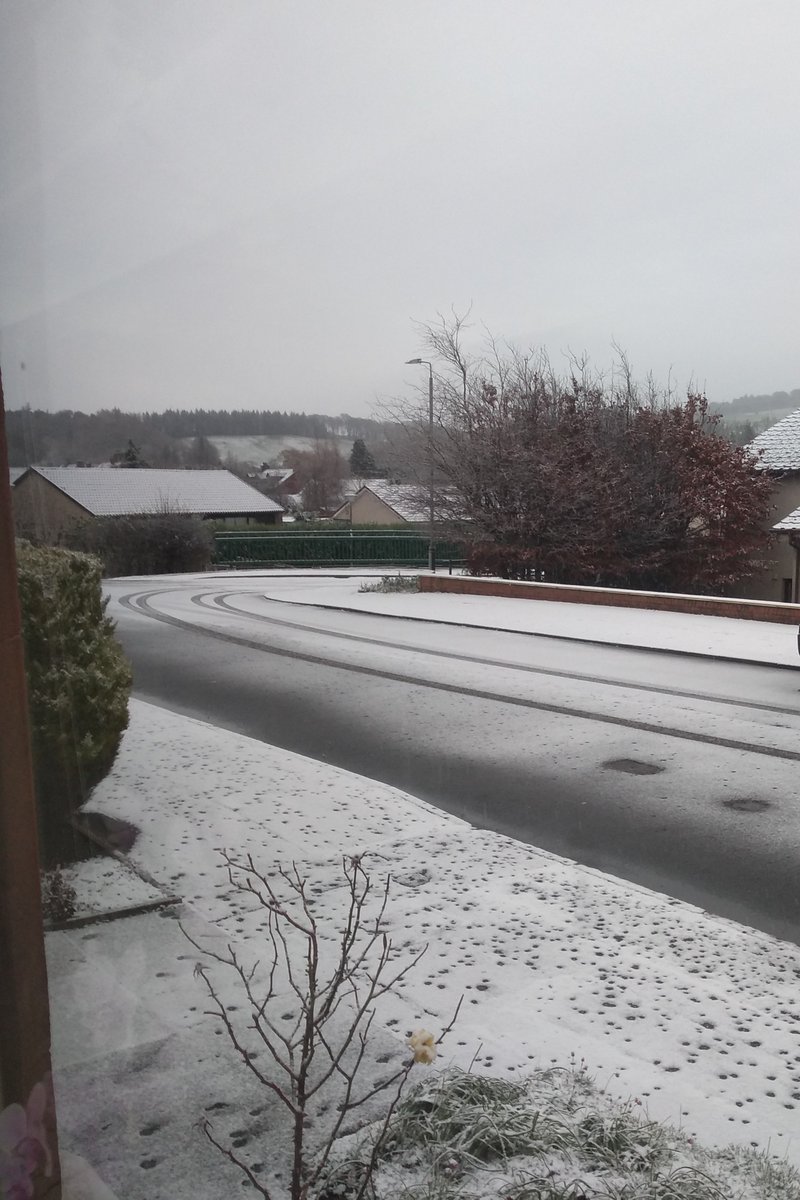 jintygal31's tweet photo. After waking up just a wee while ago, I thought that's a strange sound outside as a car drove past. Welcome to a proper Scottish winter in November &amp; it's still snowing, just! If this is a sign of things to come, heaven help us! Silver linings? The ski resorts will be happy! https://t.co/oC4ogAE22B