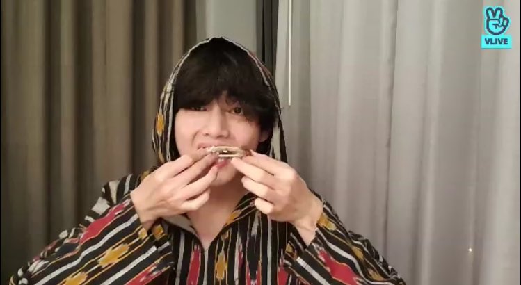 stigmaltr's tweet photo. — TRADUCCIÓN AL ESPAÑOL DEL LIVE DE TAEHYUNG; 28/11/21 🌟

Título: Un taehyungie emocionado de reunirse con ARMY ¡está aquí!

©️miiniyoongs https://t.co/d21bOA82gh