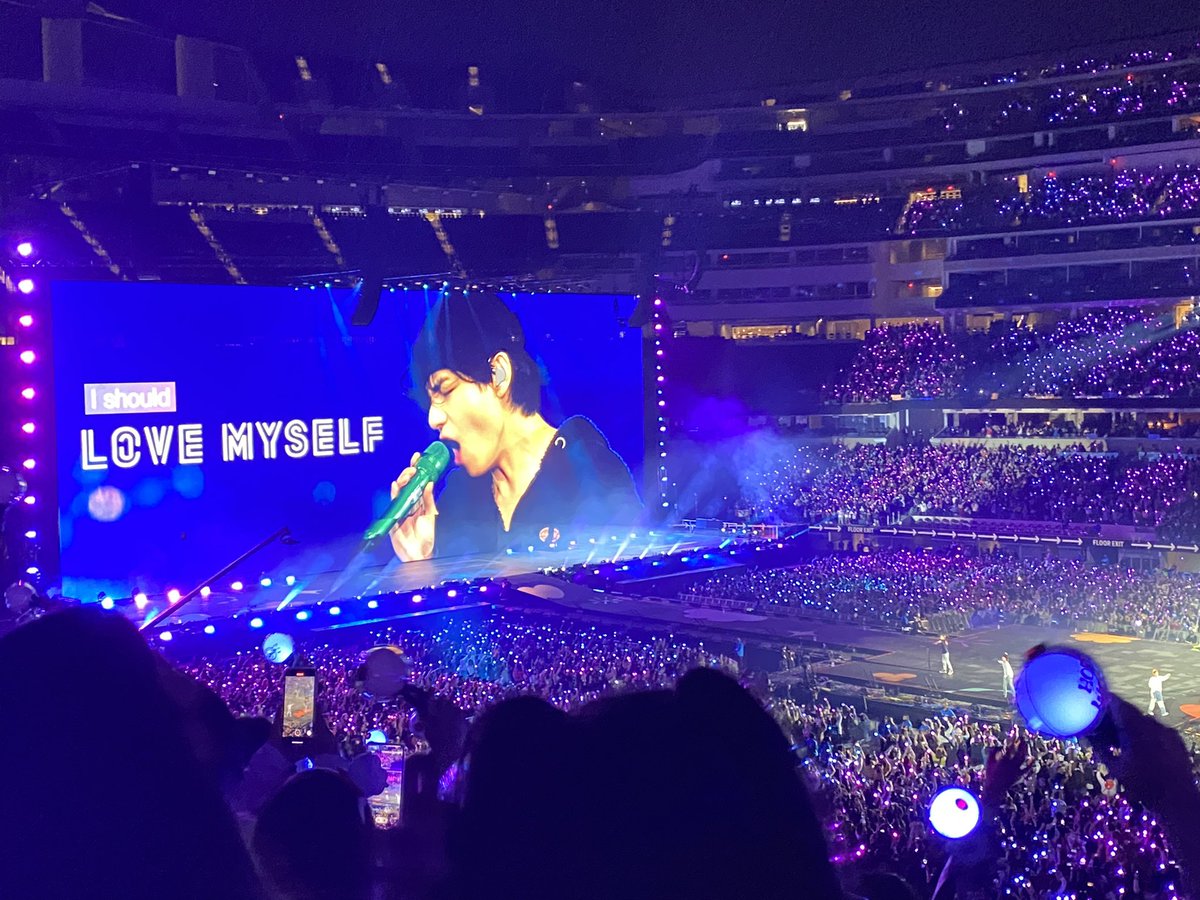 TaejinGrinch's tweet photo. KIM TAEHYUNG HOLY SHIT #BTSSoFiStadium #BTSCONCERT #BTS_PTD_LA #BTS #BTSARMY #TAEHYUNG https://t.co/UlNxRQMm8s