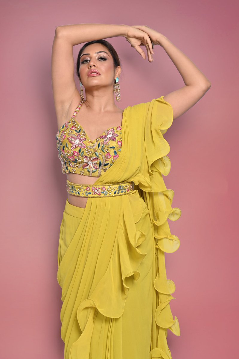 SurbhiChandna's tweet photo. Meri Desi Look Pe
Ho Mar Gaye Gore Gore
Gore Gore Chokre
Clearly suggested Caption #NOTMEPLEASE https://t.co/ZECkHQXYNF