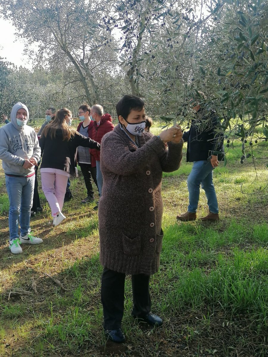 oltreamici's tweet photo. Momenti fantastici e indimenticabili alla 𝑴𝒂𝒔𝒔𝒆𝒓𝒊𝒂 𝑶𝒍𝒕𝒓𝒆 𝑨𝒎𝒊𝒄𝒊, 
la condivisione di un  progetto, la condivisione del tempo, la condivisione dei frutti della terra, la condivisione della vita  .... https://t.co/VjMieq6c92