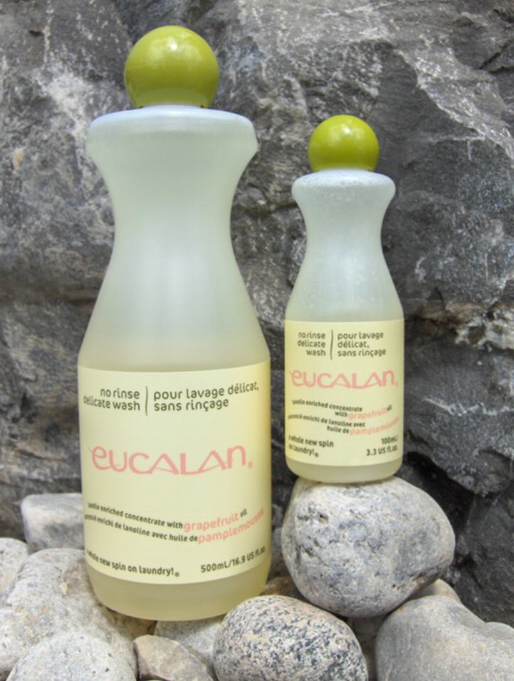 Superhuisvrouw's tweet photo. Bedenk wat je allemaal beetpakt als je handschoenen (raar woord zeg) aan hebt, begrijp je dat deze eens gewassen moeten worden. Gebruik klein dopje #Eucalan wolwasmiddel in lauw water. Laat het inwerken, uitspoelen hoeft niet. Inrollen in handdoek, laat aan lucht drogen. Schoon! https://t.co/77vEnEeQr2