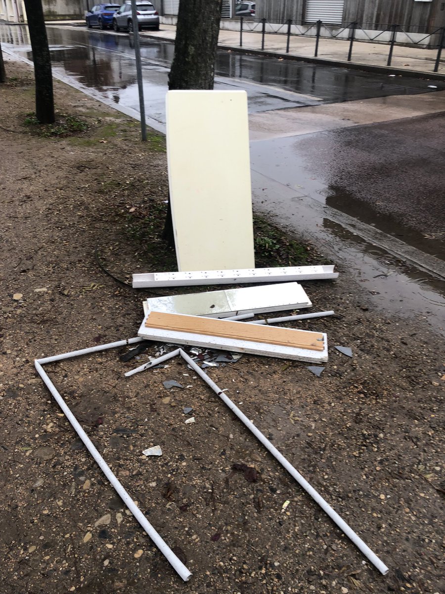 CitoyenneStFons's tweet photo. Les rues de #StFons sont une déchèterie
#StFonsEnColere https://t.co/LiSYZWCwNw