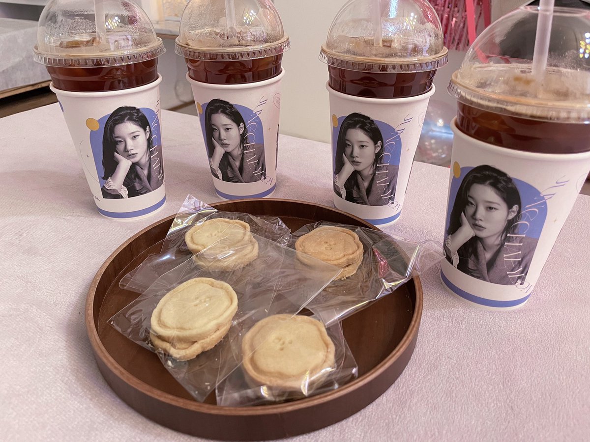 채연이처럼 예쁜 카페 잘 보고갑니당 *^^*
채여나 미리 생일 추카해💜💜
#항상고마워_채연아
<a href="/rmnt_cy/">Romántico</a> <a href="/dia_official/">다이아 DIA</a>