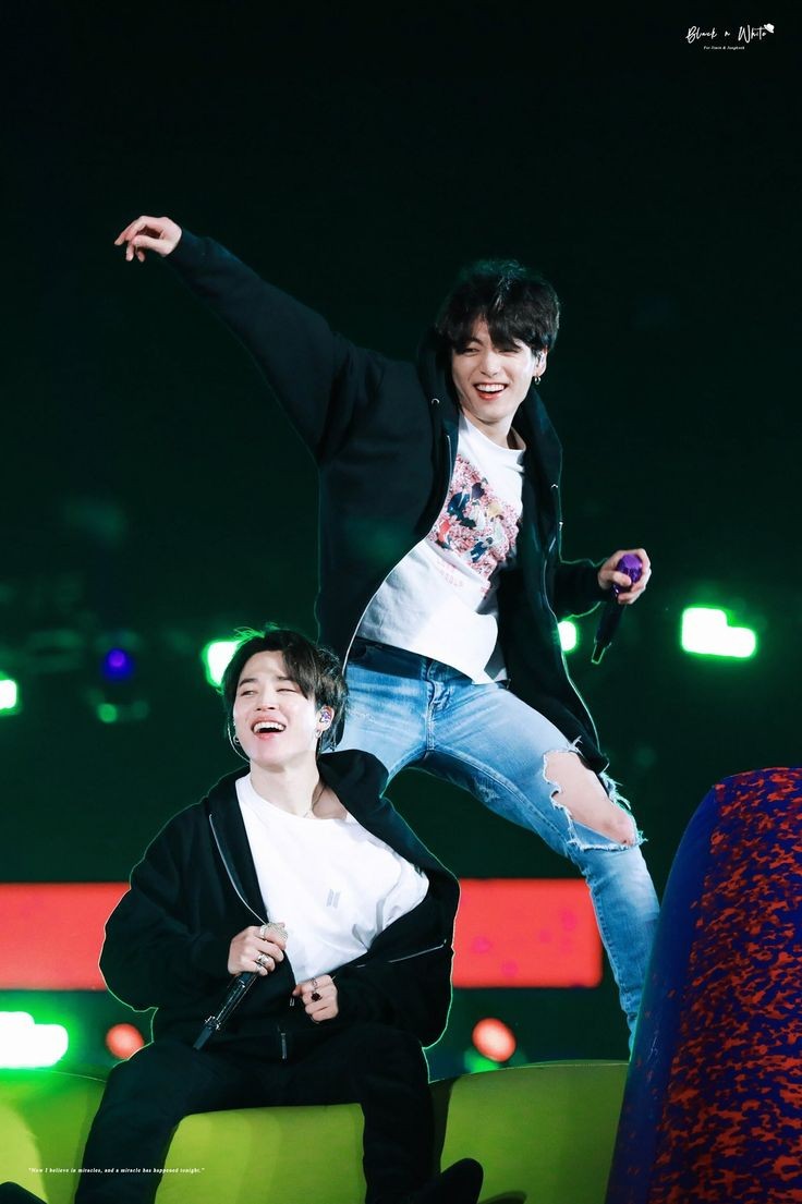 nineteeneleanor's tweet photo. Thank you 2019 time flies to Hello 2021!
#JM #JK @BTS_twt 🐥🐰💜💜
LOVE YOURSELF TO PermissionToDance
#Jikook #Kookmin 🤝 #Minkook #mingyuk https://t.co/Dj3M1uZfwW