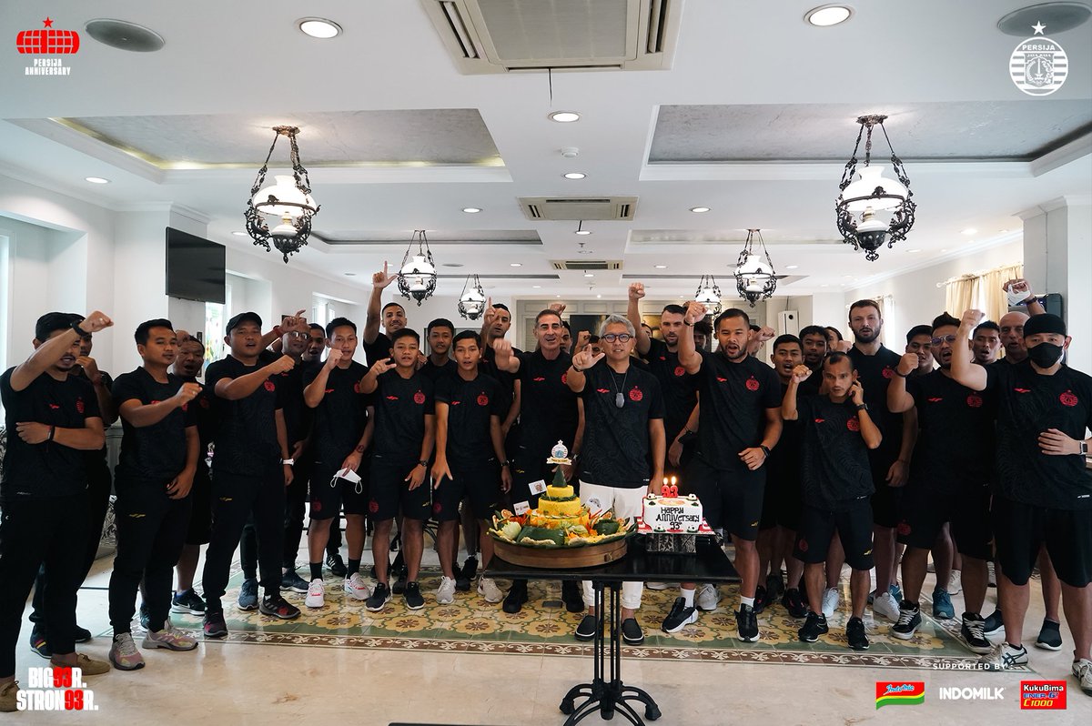 Perayaan HUT Persija ke-93 berlangsung di Jakarta International Stadium, Minggu (28/11).

Turut serta secara virtual Presiden Klub Persija bersama para pemain dan official yang sedang berada di Magelang saat ini.

#Persija93th #Big9er #Stron93r #BelieveIn12 #PersijaJakarta