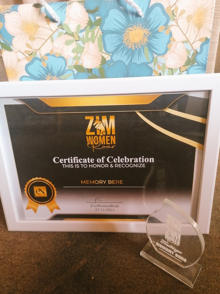 MemoMakanika's tweet photo. My twitter family celebrate with me this is for you 🙏🙏 🙏 

It is a great honor to receive this special award. Thank you @ZimRoar l hope to continue roaring 🙏

#kusungasimbindokubasakwamhamha 💪 https://t.co/bZkYQvUz5E