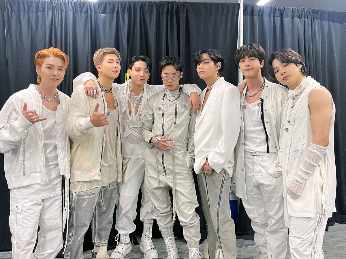 luminieary's tweet photo. hearing the crowd which full of ARMYs cheering for us, what a beautiful day! it feels like a dream, or it is indeed one? 💭 we, seven of us, as BTS will be waiting for ARMYs in the same spot as today! see you tomorrow, ARMY !! 💜 https://t.co/nfbolVXPoT