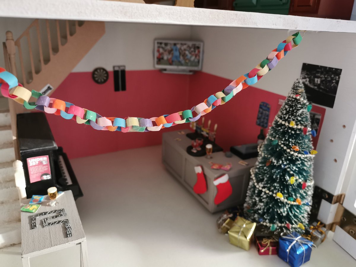 NickiMiniature's tweet photo. Christmas at the Whippet Inn https://t.co/dVdmCsKcoi