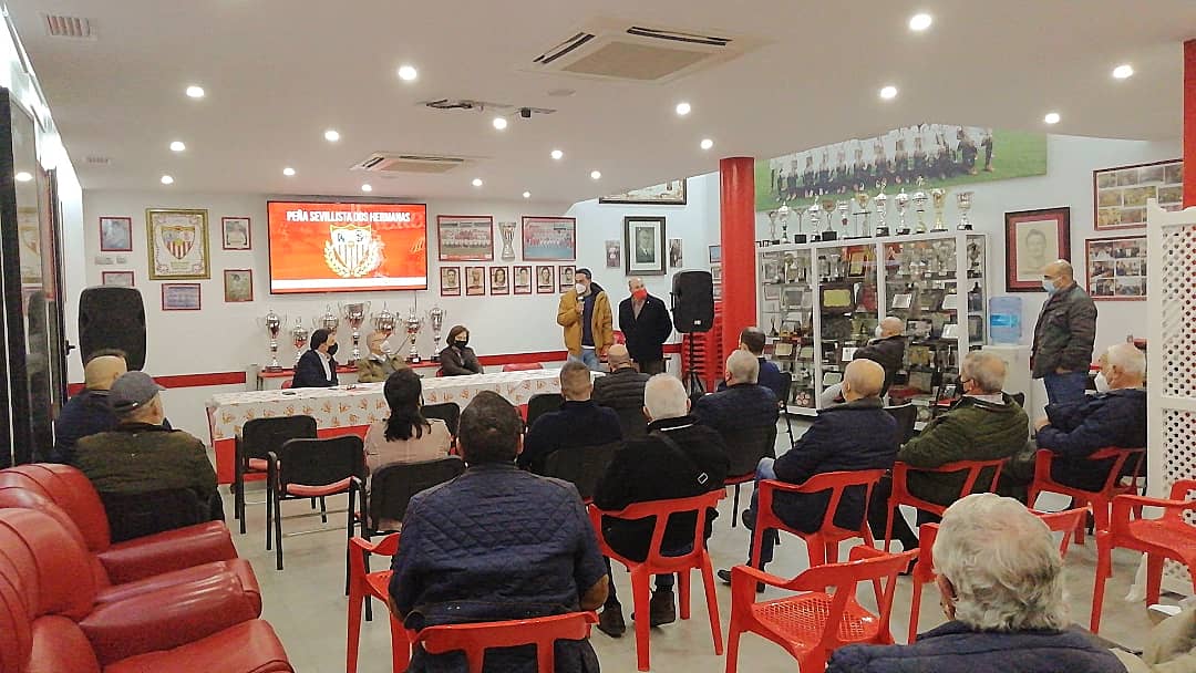 psdoshermanas's tweet photo. 🇦🇹 JUNTA EXTRAORDINARIA 🇦🇹
🔴 El 26 de noviembre celebramos una Junta, con motivo de la presentación del presidente electo (Manuel Chamorro) y su Junta Directiva.
⚪ Tomaron la palabra el presidente y algunos directivos.
🔛 Trabajando por, y para el sevillismo nazareno.
#PSDH https://t.co/ZUmqOo9Lqe