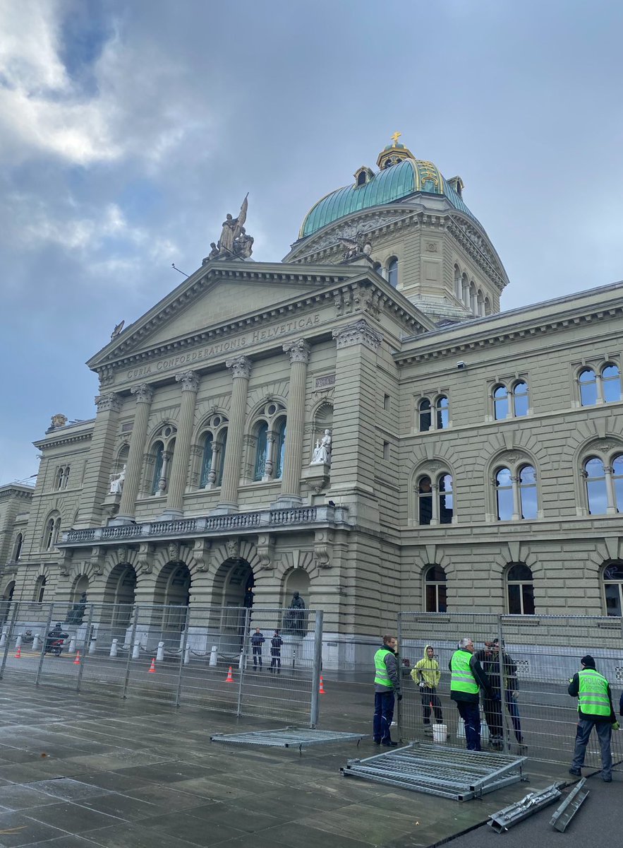 claudelongchamp's tweet photo. #Demokratie
Bedenklicher Tiefpunkt: Auf den Tag 173 Jahre nachdem Bern Bundesstaat wurde, muss das Bundeshaus erstmals wegen einer eidg. Abstimmungen abgeriegelt werden. - Über die Maßnahmen gegen die Pandemie kann übrigens nirgends auf der Welt außer in der 🇨🇭 abgestimmt werden. https://t.co/yDOgUKuRu3