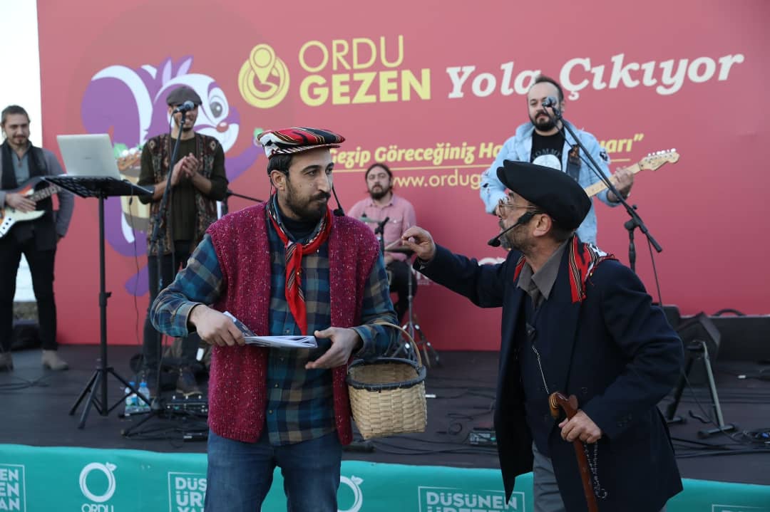 ilkertaze's tweet photo. "ORDU GEZEN" Turistik Gezi Otobüsü yola çıkıya🙃 Bi dene durmiyalar Emmi Büyükşehir çalışiya, Doktur Mehmet Hilmi Güler'in procelerine yetişemiyok Emmi 🙃😉 @mhilmiguler 
#TurizmOrdusu https://t.co/ylF2s0MSJI