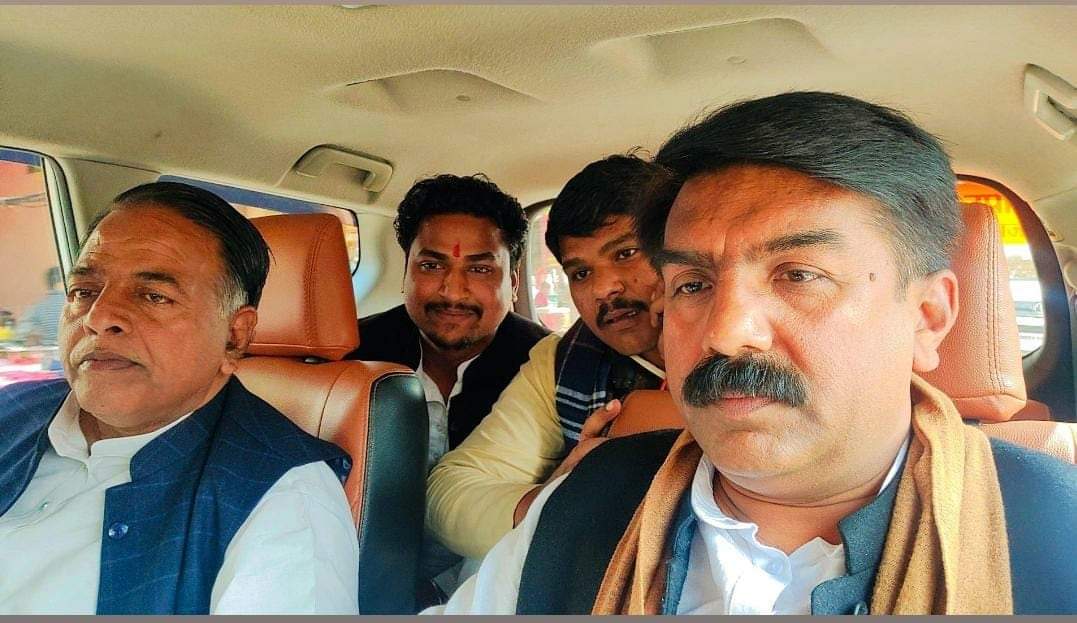 Bjp4Mainpuriup's tweet photo. मन की बात कार्यक्रम सुनते हुए।
#mankibat #modikesath
@PRADEEP_BJPMPI https://t.co/MB4Q44uDxb