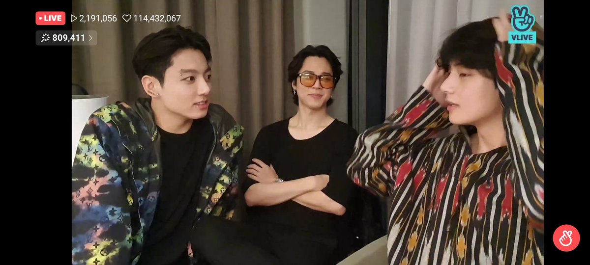mars_thvjk's tweet photo. Kung ako si V baka 1 hour nakong lusaw sa titig ni JK. https://t.co/VAZlSoL6v5