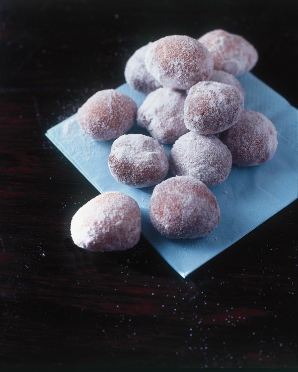 Nigella_Lawson's tweet photo. It’s #Hanukkah2021, the festival that is by way of a divine ordination to eat deep-fried food! And so #RecipeOfTheDay is Soufganiot – or,rather a doll’s house version of them – in the form of these Mini Jam Doughnuts 
https://t.co/QUeDSjSj63 https://t.co/66XjWDFW4o