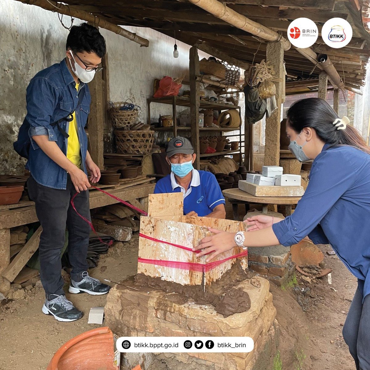 btikk_brin's tweet photo. Hasil dari kegiatan ini adalah terbentuknya beberapa media cetak keramik dalam berbagai jenis produk seperti celengan, souvenir dan ubin dekorasi. https://t.co/mHzcFAycTK