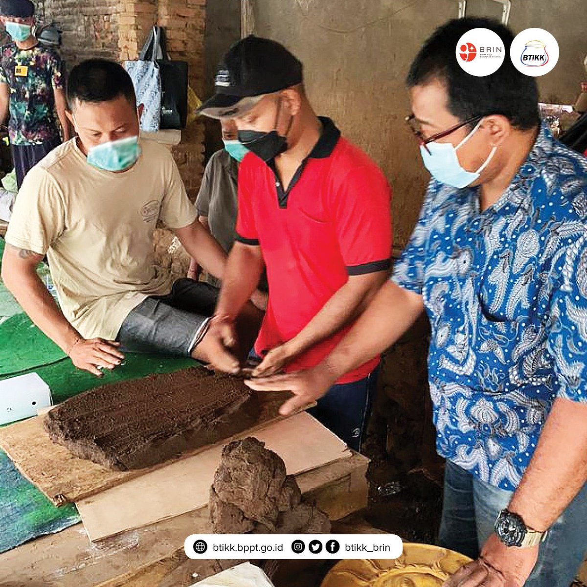 btikk_brin's tweet photo. Pengrajin juga dibekali cara untuk membuat media cetak menggunakan gypsum yang bermanfaat untuk meningkatkan proses produksi dan variasi produk. https://t.co/2yjo1JX3Vh