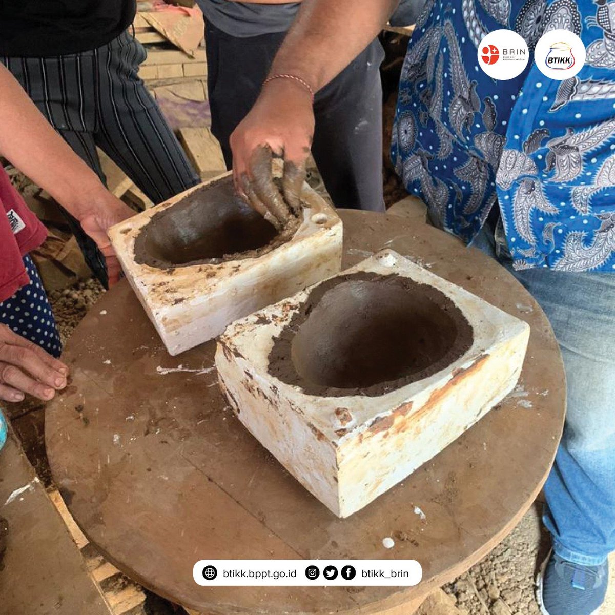 btikk_brin's tweet photo. Pengrajin juga dibekali cara untuk membuat media cetak menggunakan gypsum yang bermanfaat untuk meningkatkan proses produksi dan variasi produk. https://t.co/2yjo1JX3Vh