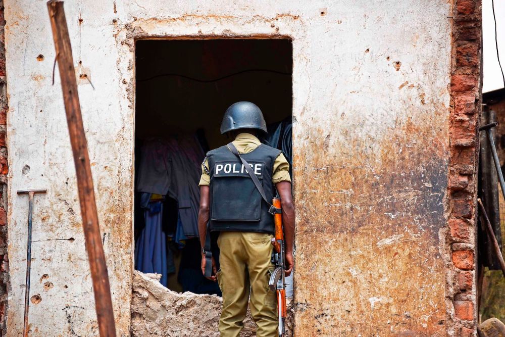 KenRoth's tweet photo. To suppress the electoral challenge from @HEBobiWine, police and soldiers loyal to Ugandan President Museveni "killed at least 54 people....Yet no security officers have been prosecuted for their actions, and no compensation has been paid." 
https://t.co/KZhoOWAUwT https://t.co/VQWySljm61