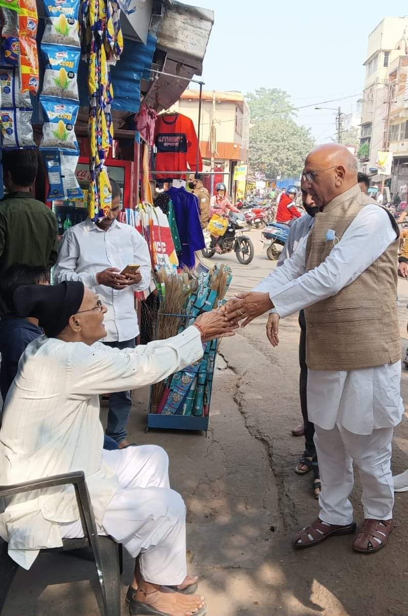 Akashsh10890997's tweet photo. #दा_पीपुल्स_लीडर ✌✌.  A picture can explain why the author came with an idea of writing a biography on the life of a leader in Jharkhand in the crowd of thousands MLA &amp; other politicians.@roysaryu @Swamy39 @HemantSorenJMM @kngovindacharya @dprakashbjp  @Rabindranathji @bjm4ind https://t.co/WQaFfe3iMo