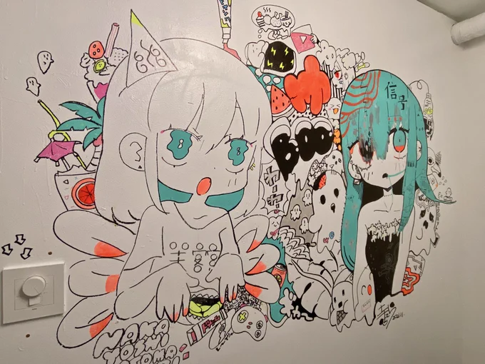 部屋の壁にクソデカアナログ絵かいた ブラックライトで光る🌃 