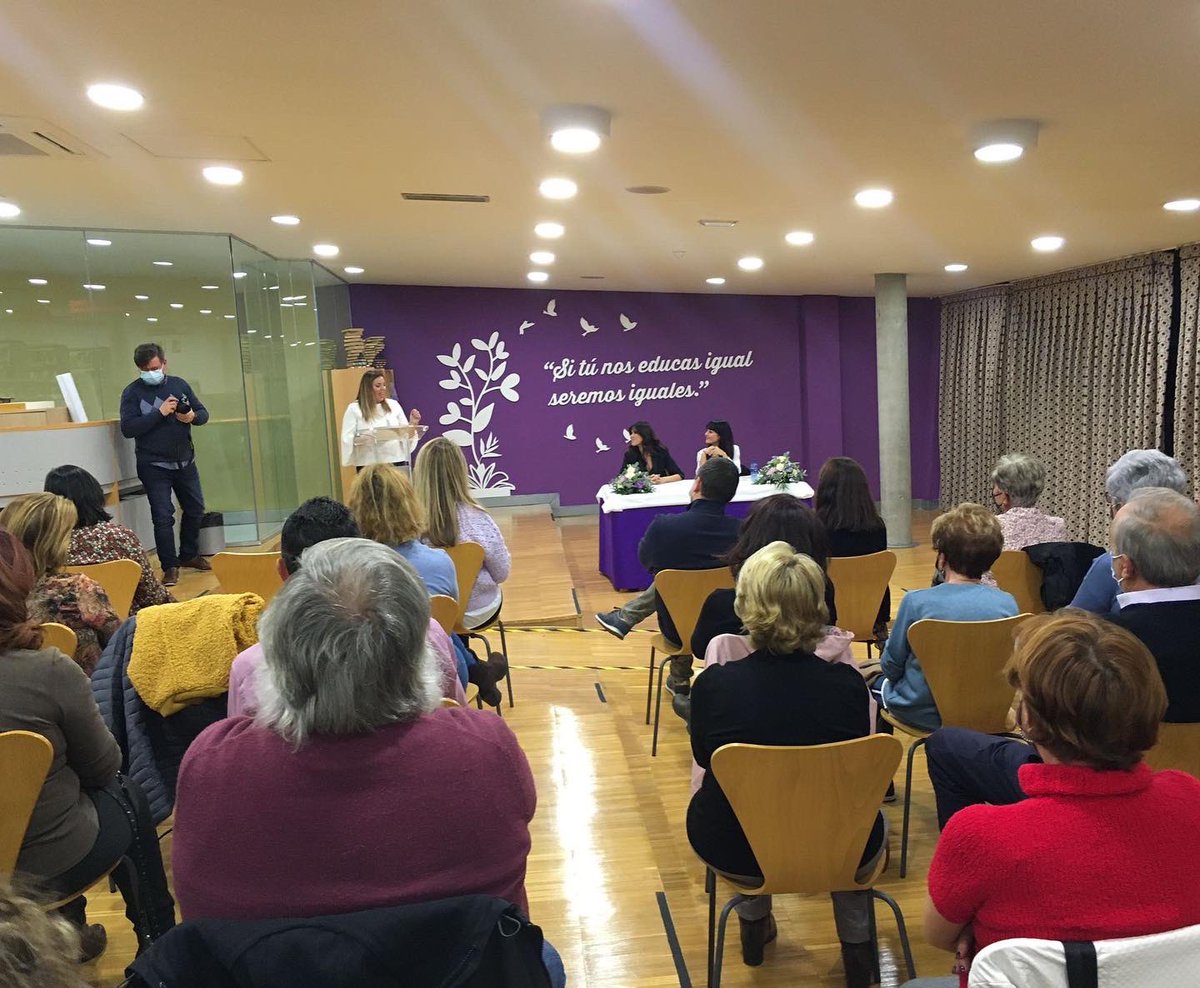 Qué bien nos trataron ayer en Moraleja de Enmedio. Gracias a @MoralejaEn_Ayto a @ValleLunaZarza y a todos los que vinieron a la presentación de #CerróUstedLasPiernas 💜