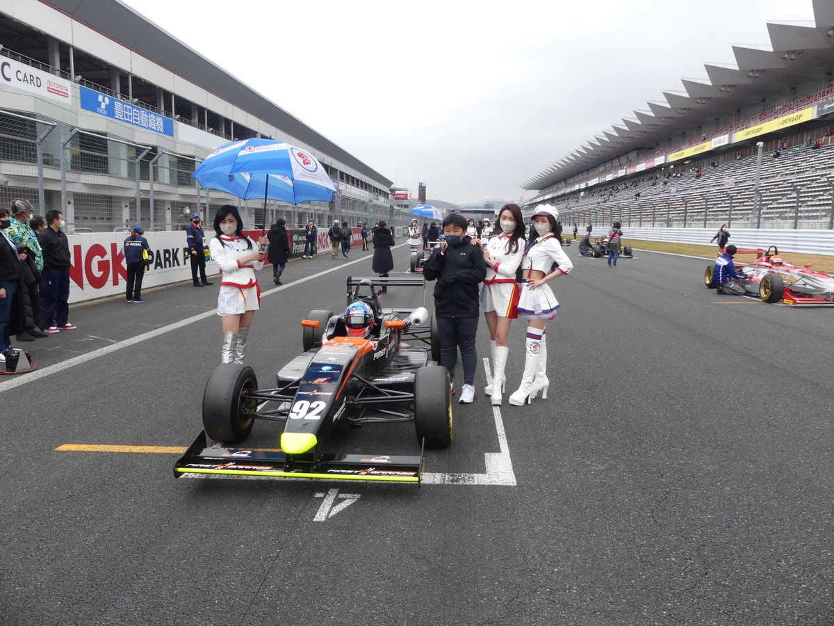 2020Rq90s's tweet photo. キャンギャルが
揃ったスーパーGT2021最終戦

今回で引退する方に拍手と感謝🙌
また新戦力の登場にも期待‼
お疲れ様でした。
#レースクイーン 
#Pitviewing
#supergt 
#引退セレモニー　
#HappySunday 😍
#働くあなたを元気にしたい
#カメラマンさんと繋がりたい　
#ファインダー越しの私の世界 https://t.co/3VYRDvdF40
