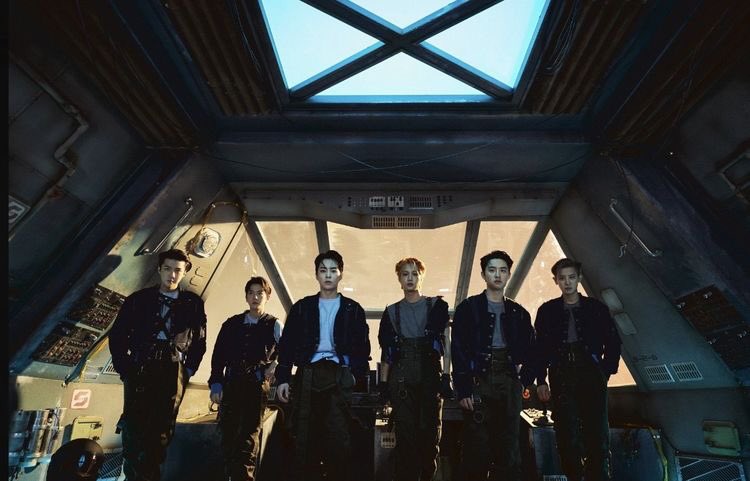 EXO_Ladder's tweet photo. تیزر ام‌وی جدید گروه اورگلو اومده و کانسپتش نمیدونم بگم “شبیه” یا “کپی” اکسوئه🙄
این ثردو مینویسم تا فکر نکنن فندوم خره، اس‌ام هم طبق معمول به کیرشم نیست دارن ایده‌هاشو کپی میکنن
@weareoneEXO #exo
-اولین صحنه(DFTF):
فقط یه پنجره بالای‌سرشون کمه:) https://t.co/9oQtHKKjRK