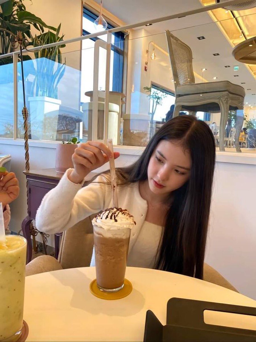 myahthings's tweet photo. OMG SHE'S SO STUNNING 😭 https://t.co/x1FILn3Egq