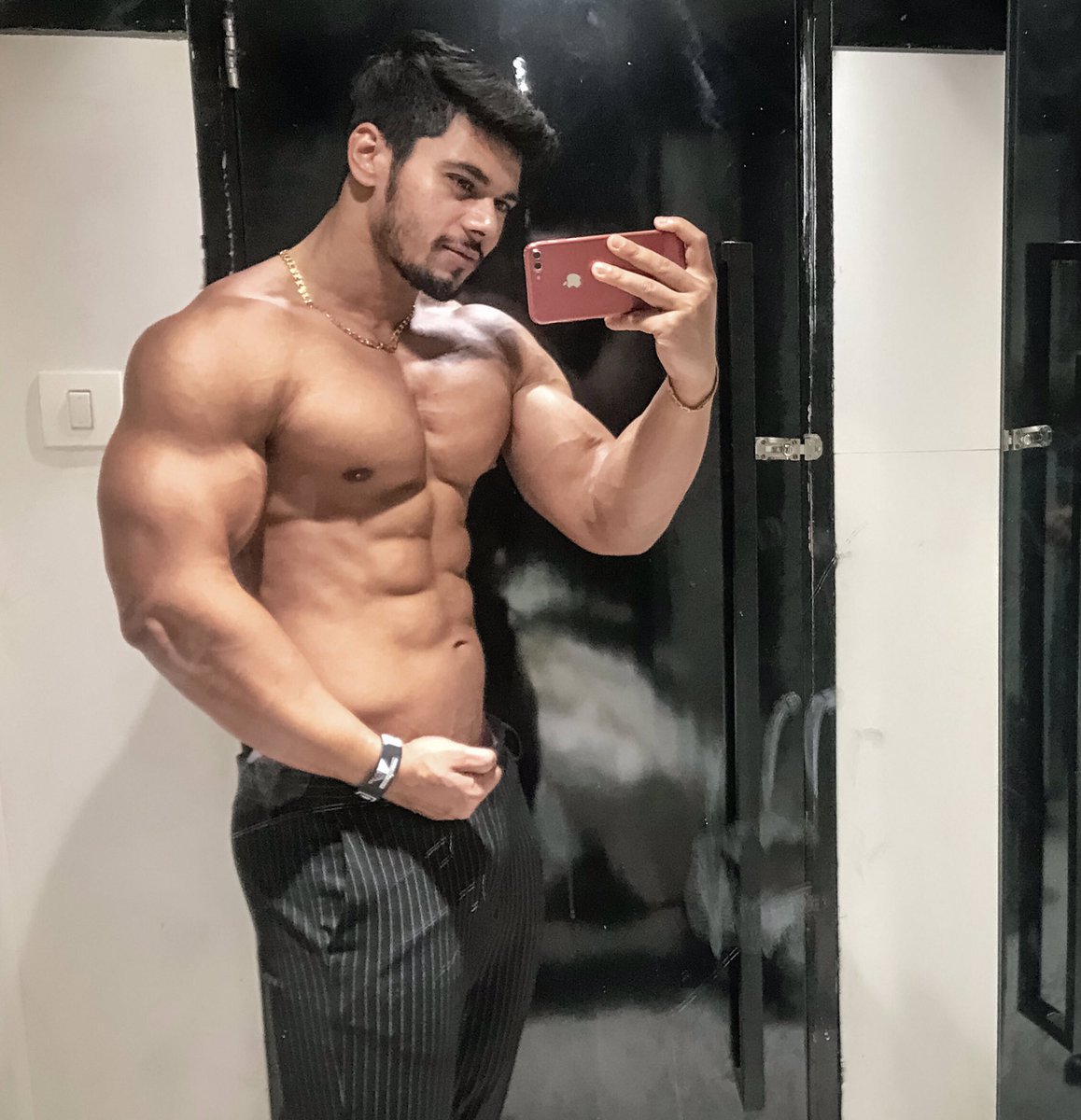RealPranavRaj's tweet photo. Smile!😁 HAPPY SUNDAY,Folks.❤️🔥💪🏻
|| Current physique Update|| Holding 90kgs. With this condition. Should I ripped more?? 🤔😎
............
https://t.co/cRc5jtGlRk

https://t.co/oxKTRerIXu

#classicphysique #musclemania  

#Musclemaniapro #worldchamp #pranavraj #pranavstyle https://t.co/Ks89YzELum