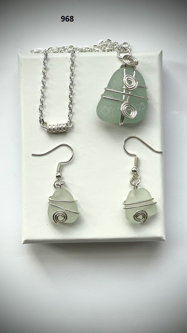 Hello #UKGiftHour 🥶 🥶 

Looking for a handmade Scottish gift for Christmas 🎄 

All our seaglass jewellery is created right here in Argyll Scotland 🏴󠁧󠁢󠁳󠁣󠁴󠁿 

Argyllseaglass.co.uk 💝

#UKGiftAM #ChristmasGifts #Handmade #MHHSBD #HandmadeHour #Scotland #FreeGift #gift #giftideas