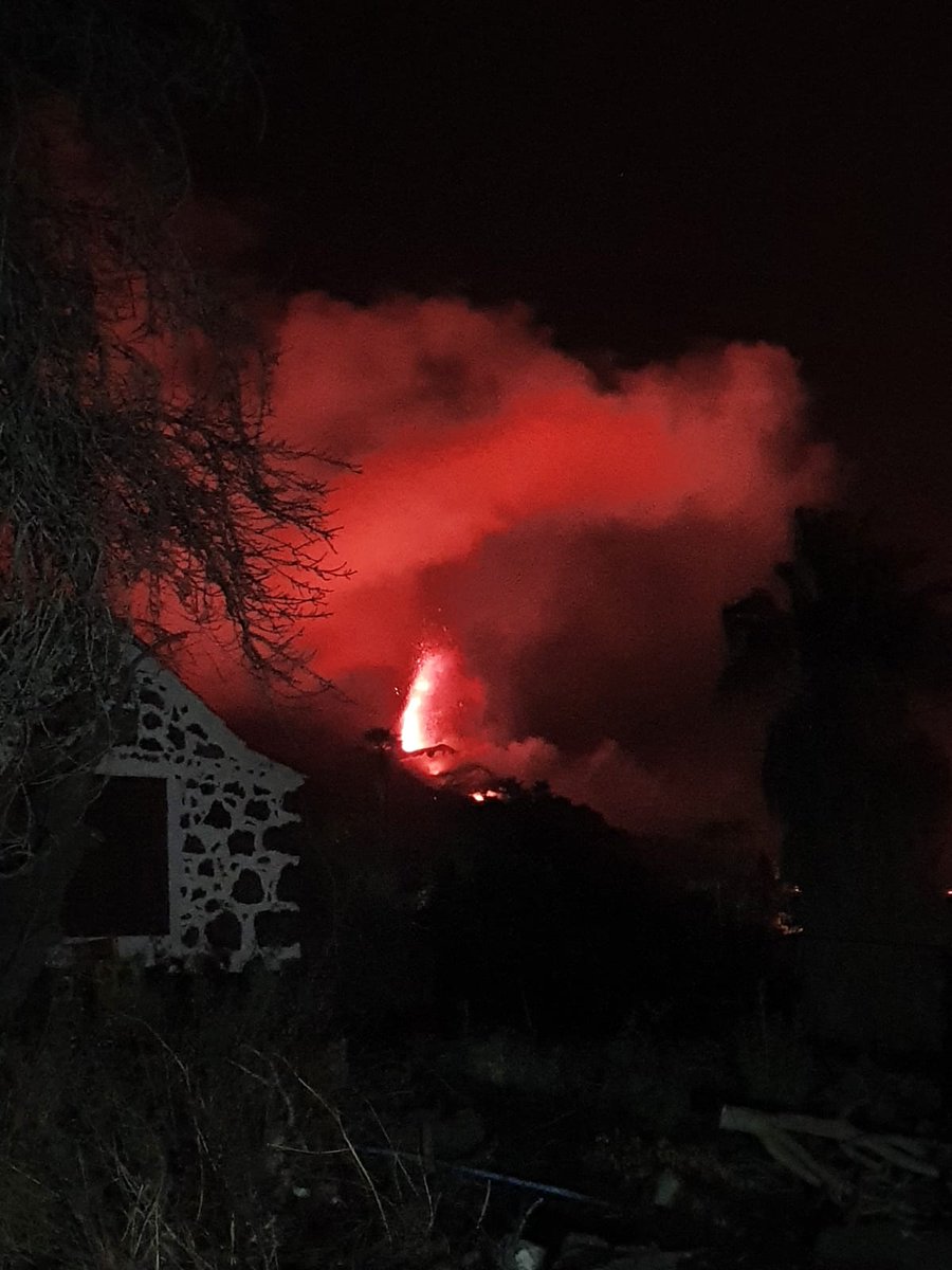 Maryluzhh's tweet photo. 🌋 La Palma. Noche del Sábado 27Nov https://t.co/fg3lppthYs