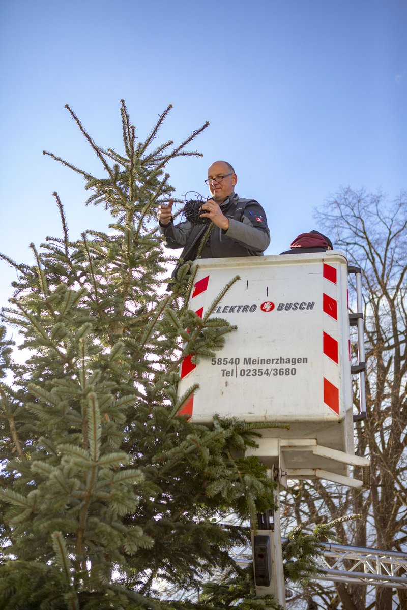 DieAhrche's tweet photo. Nachdem die Umsetzung der Regeln von 2G uns in den vergangenen Tagen fest im Griff hatte, geht es nun auch hier wieder weiter. Ein ereignisreicher Samstag liegt hinter uns. Der Dorfplatz der Ahrche erfuhr am 2. Wochenende hintereinander ein weihnachtliches Gewand. Am Eingang https://t.co/LoXjiUMzZW