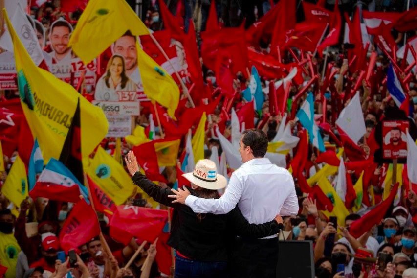 Afortunado de haber recorrido más de 30,000 km a su lado, mirando en los ojos de nuestro pueblo la esperanza que despierta. Hoy, es un día importante, en el que depositamos en ella el futuro de nuestro país. Llegó el día, y sé que estamos a la altura para cumplirle a #Honduras 🇭🇳
