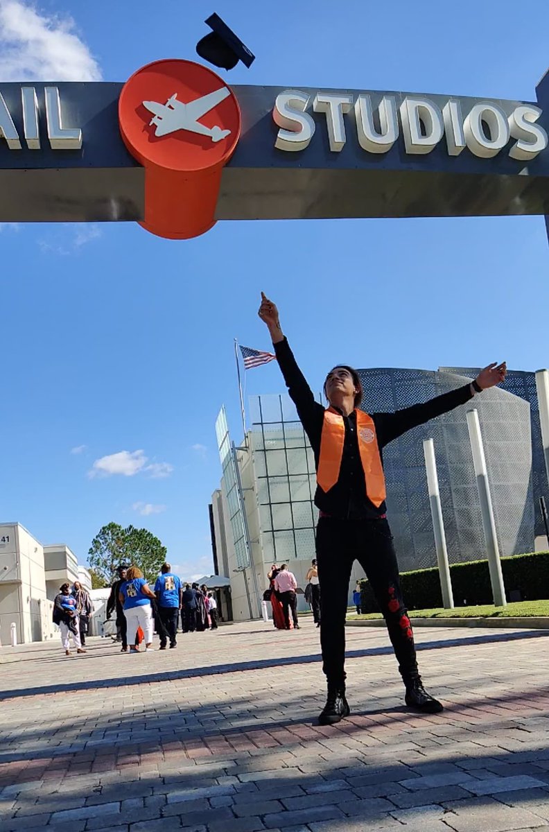 luis___munoz's tweet photo. It took a while but I finally graduate from Full Sail https://t.co/EFG4xbsEe6