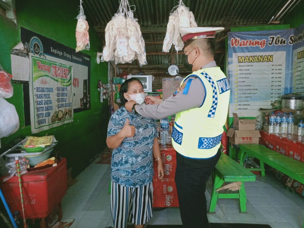 LantasSitubondo's tweet photo. Ayo disiplin masker.. 

Petugas patroli bagikan masker kepada pedagang di obyek wisata pasir putih. 
#opszebra2021
#patuhiprokes
#ntmcpolri
#rtmcjatim
#polripresisi 
@pidressitubondo https://t.co/kTGPQZcZpx
