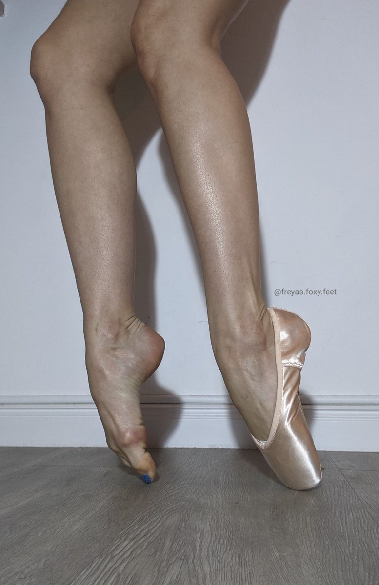 FreyasFoxyFeet's tweet photo. If you adore the #scent of #womansfeet, &amp; love the idea of my bendy beautiful #dancerfeet, then my worn #balletshoes will satisfy your sexy needs👃👣👃👣
https://t.co/KbCtWAlHnd
Find out what turns you on! I'm waiting...🤤🤤
#shoefetish #footfetish #womanfeet #feet #beautifulfeet https://t.co/9Ot2uf5sR3