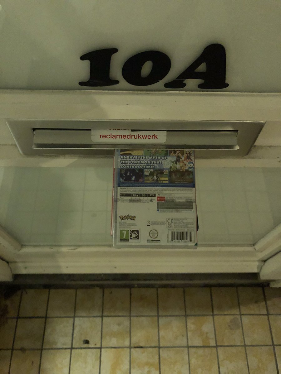 <a href="/PostNL/">PostNL</a> kunnen jullie aub iets bedenken dat zoiets niet meer zal gebeuren? “€120” uit de verpakking gehaald en zo uit de brievenbus laten hangen. Heb eerder al eens een verwoest pakketje aangetroffen hangend aan de deurknop met de tape restanten van het pakketje zelf…