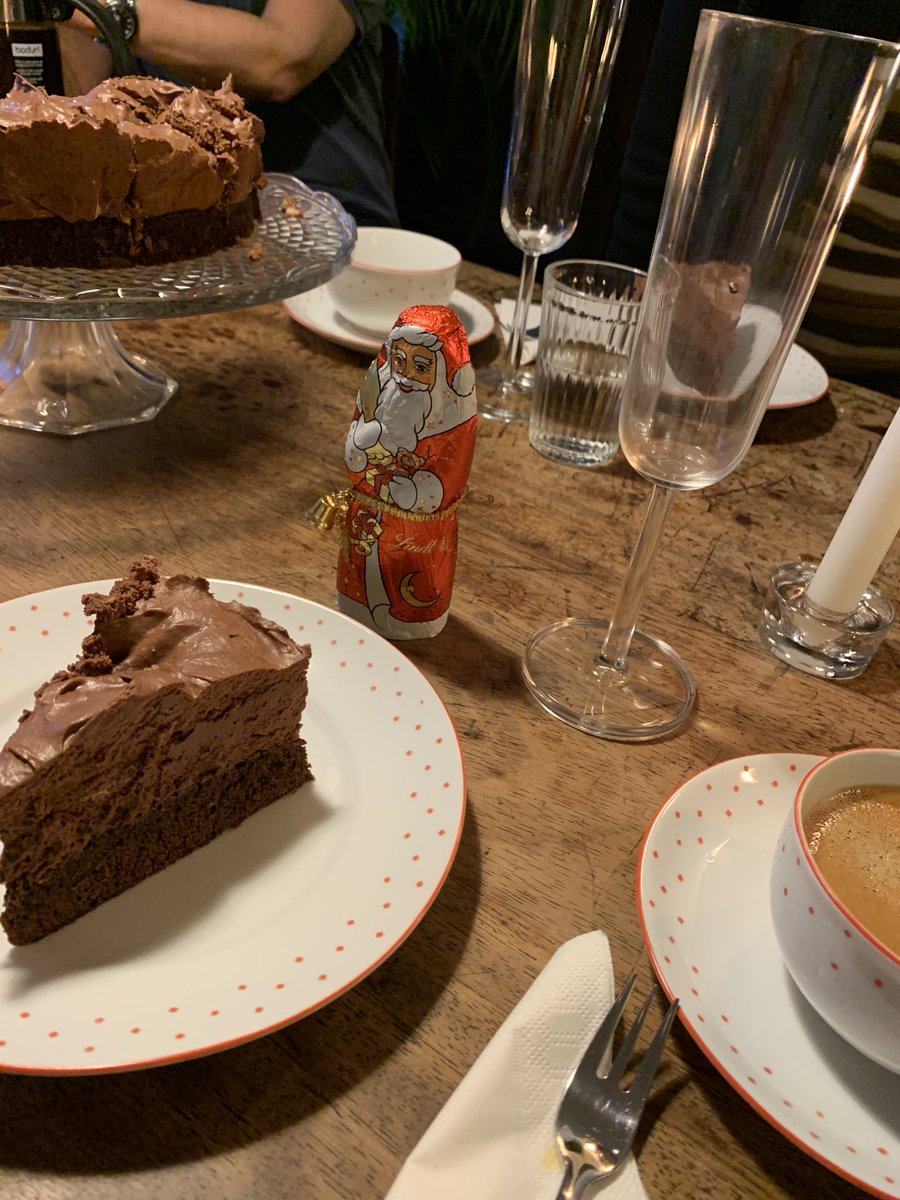 KaltnerBayer's tweet photo. Adventskaffee zu sechst mit 2G plus und comfortfood ! Danke ⁦@axellapp⁩ 😍 https://t.co/w11RzyqAeB
