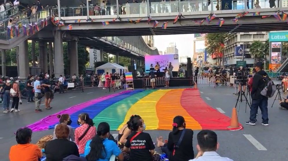 femliberateth's tweet photo. พร้อมไม่พร้อม !? หลังจากเดินเที่ยว Rainbow market และซุ้มกิจกรรมต่างๆ เสร็จแล้วอย่าลืมมาจับจองที่นั่งหน้าเวที เตรียมตัวชมและพบกับการแสดงสุดพิเศษ (แบบเซอร์ไพรส์เด็ดๆ!) และปราศัยที่เรียกได้ว่าปังปุริเย่ ✨🏳️‍🌈

#ม็อบ28พฤศจิกา64 
#ม็อบสมรสเท่าเทียม 

ขอบคุณรูปจาก The reporters https://t.co/rDPGoiMjRo