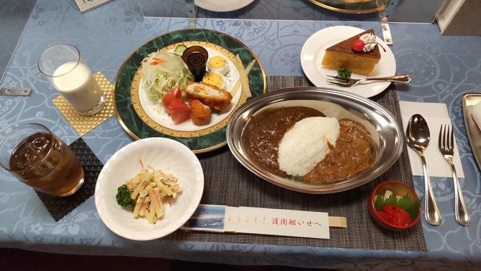 onikidon's tweet image. 本日は #自衛隊統合演習 #03JX #JointExercise 参加のため島原沖へ。
#護衛艦いせ にて、ビーフカレー&amp;amp;チキンバターカレー、キャロットケーキ付きの立派な昼食をいただきました。
島嶼防衛のための重要訓練なので、機微情報は出せません🤫。まずは昼食情報のみにて😁#防衛副大臣おにき誠