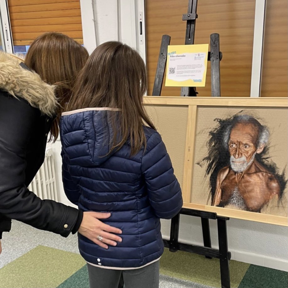 _Sirolopez_'s tweet photo. Hay momentos y miradas que son únicas. Solo por esta imagen mereció la pena pintar el cuadro. #arteyeducacion #arteenlasescuelas  #esenciaespacios @fedacsantacoloma @mesartalesescoles @escolesfedac https://t.co/UXDBn3YiMs
